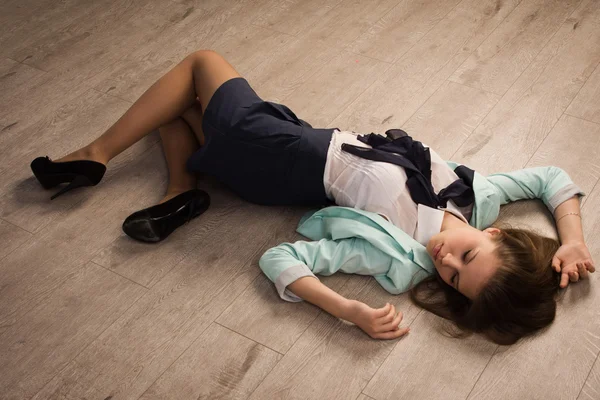 犯罪シーンのシミュレーション。床の上に横たわる被害者 — ストック写真