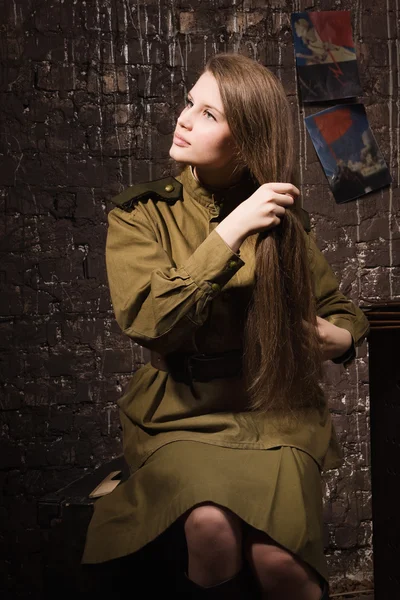 Sovjet-Unie vrouwelijke soldaat van de Tweede Wereldoorlog kammen haar haren — Stockfoto