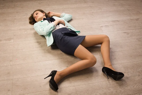 Crime scene simulation. Victim lying on the floor — Stock Photo, Image