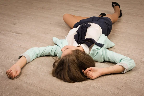 Crime scene simulation. Victim lying on the floor — Stock Photo, Image