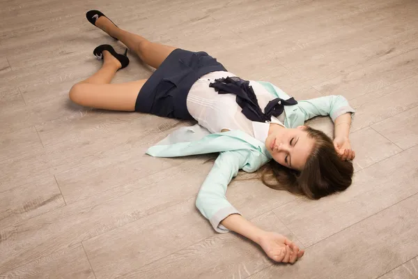 Crime scene simulation. Victim lying on the floor — Stock Photo, Image