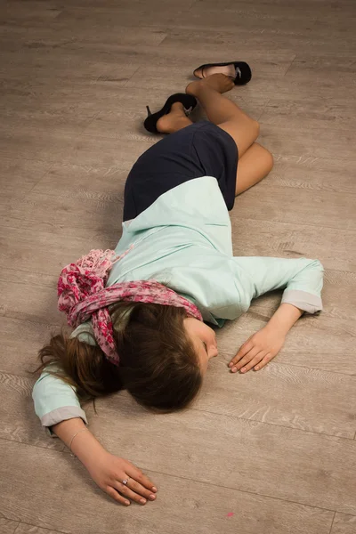 Simulação da cena do crime. Vítima deitada no chão — Fotografia de Stock