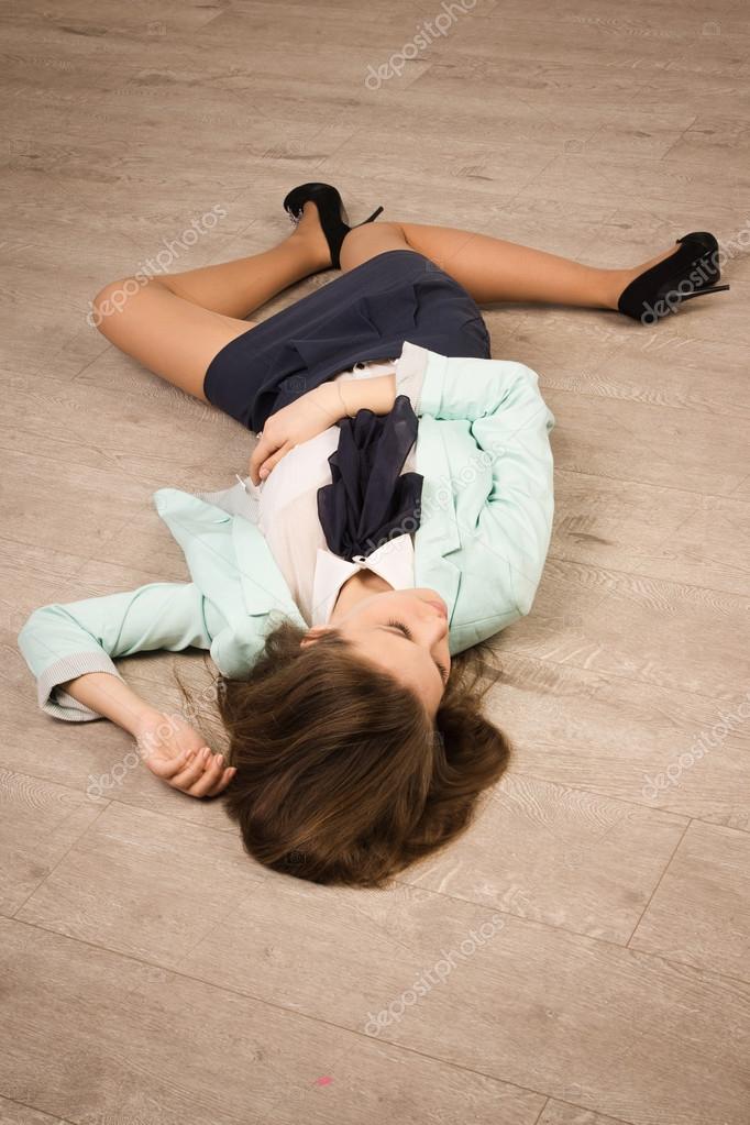 Sonhar Que Está Deitada No Chão Simulação da cena do crime. Vítima deitada no chão Stock Photo