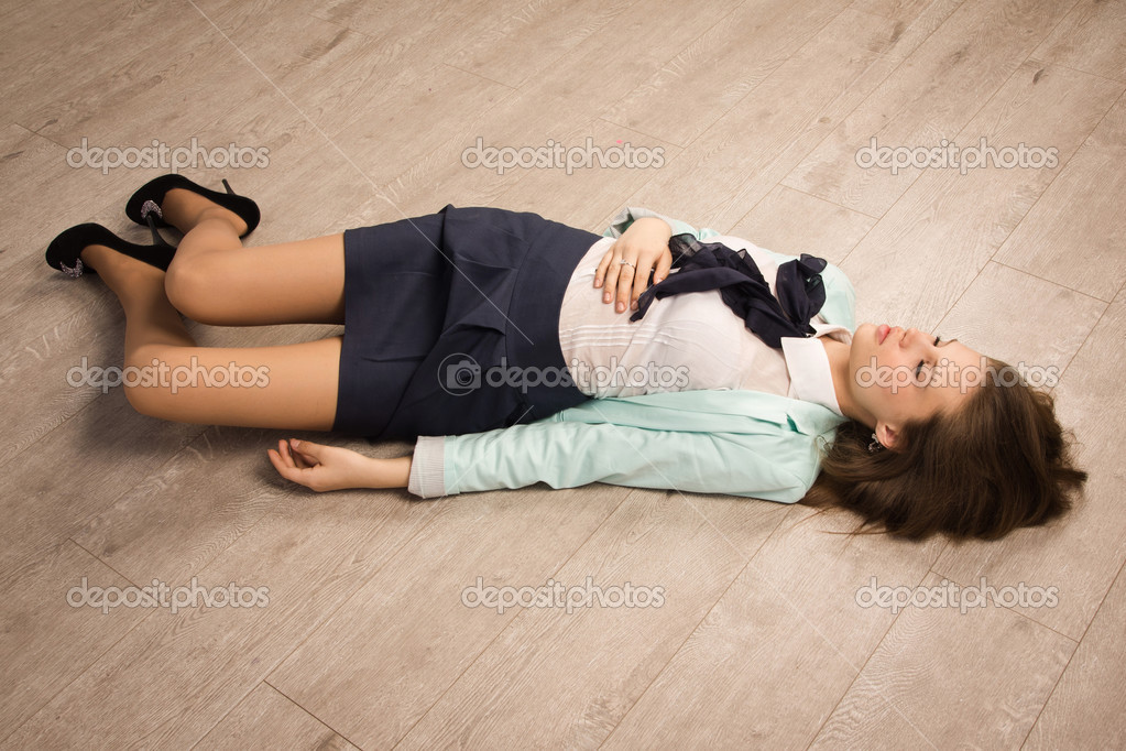Час без сознания. Девушка лежит без сознания. Женщина лежит на полу без сознания.