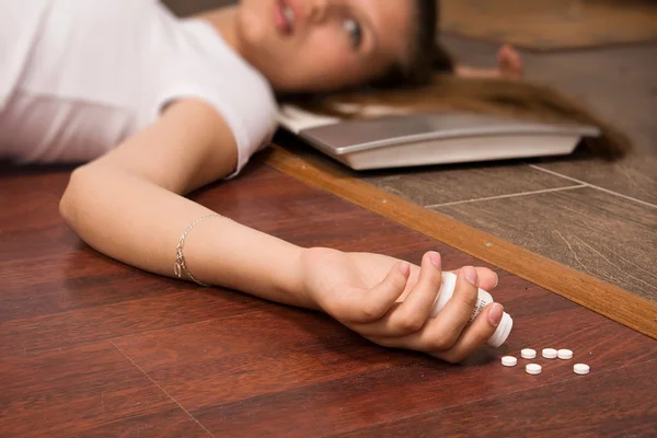 Simulación de escena del crimen. Chica con sobredosis tumbada en el suelo —  Fotos de Stock