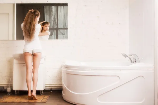 Beautiful girl in the bathroom — Stock Photo, Image