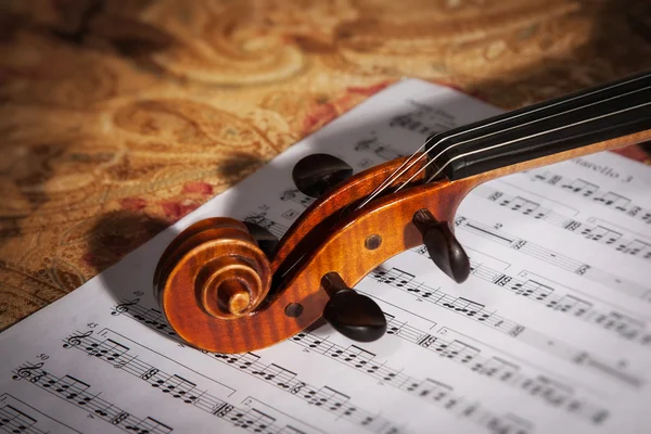 Vecchio violino italiano witn partitura — Foto Stock