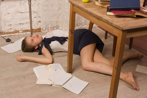 Menina universitária sem vida em um chão — Fotografia de Stock