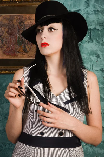 Gothic model in the interior of the boudoir — Stock Photo, Image