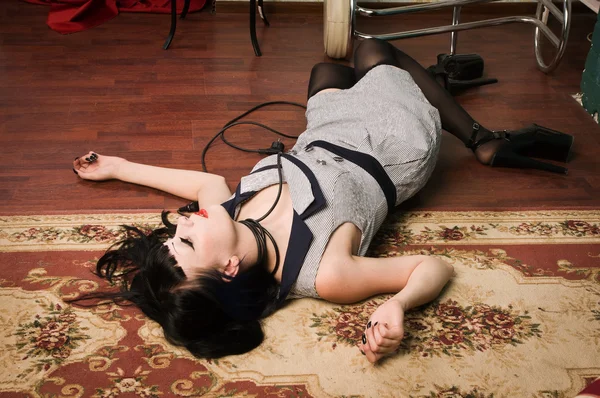 Crime scene simulation: strangled brunette on the floor — Stock Photo, Image