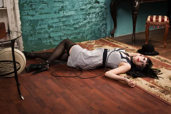 Crime scene simulation: strangled brunette on the floor — Stock Photo, Image