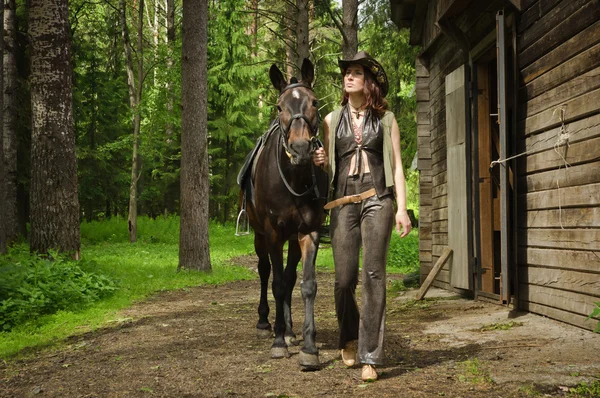 Cowgirl con cavallo marrone — Foto Stock