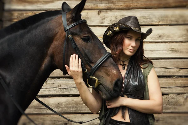Vaqueira e cavalo castanho — Fotografia de Stock