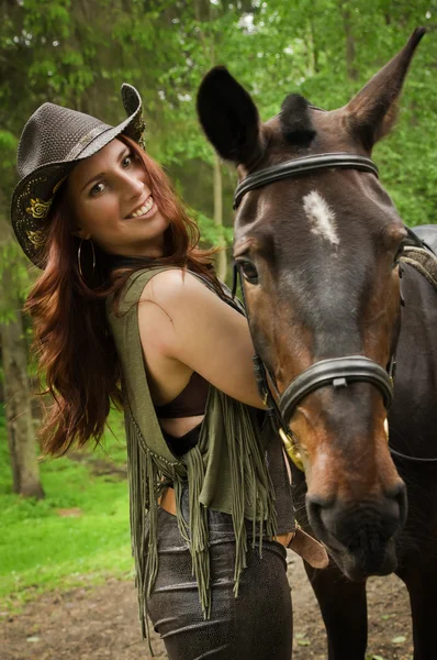 Vaqueira com cavalo marrom — Fotografia de Stock