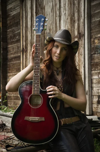 Country girl with guitar — Stock Photo, Image