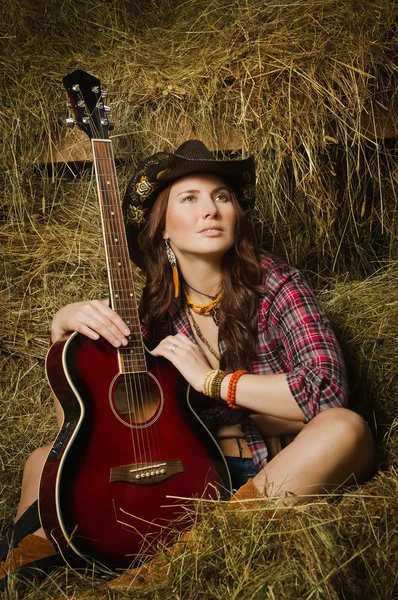 Country girl with guitar — Stock Photo, Image