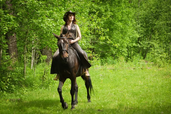 Cowgirl op bruin paard — Stockfoto