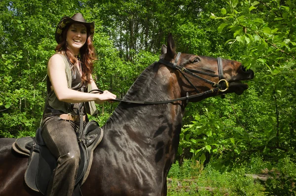 Cowgirl na hnědý kůň — Stock fotografie