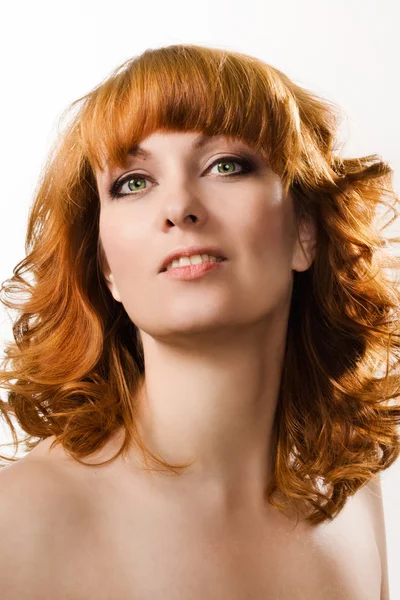Krásná žena s rudými vlasy — Stock fotografie