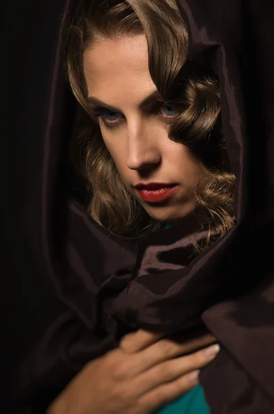 Güzel bir kadın bir Hood — Stok fotoğraf