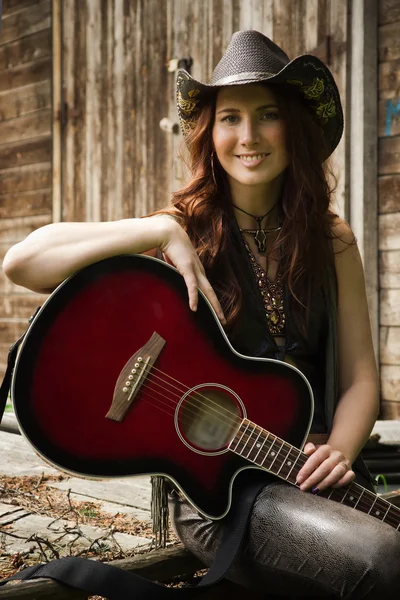 Country girl with guitar — Stock Photo, Image