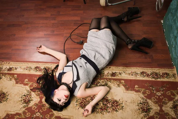 Crime scene simulering: strypta brunett på golvet — Stockfoto