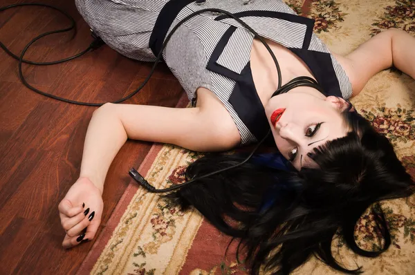 Crime scene simulation: lifeless brunette on the floor — Stock Photo, Image