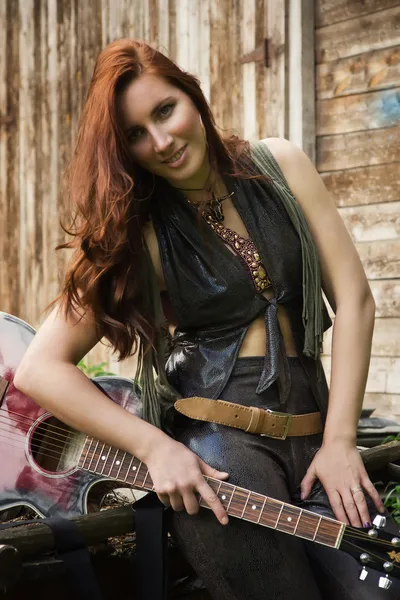 Country girl with guitar — Stock Photo, Image