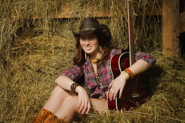 Country girl with guitar — Stock Photo, Image