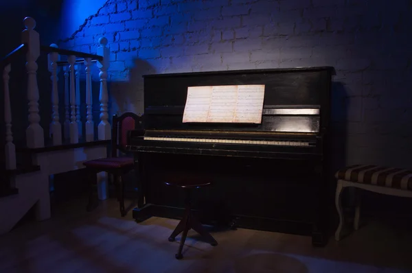 Винтажный интерьер с фортепиано — стоковое фото