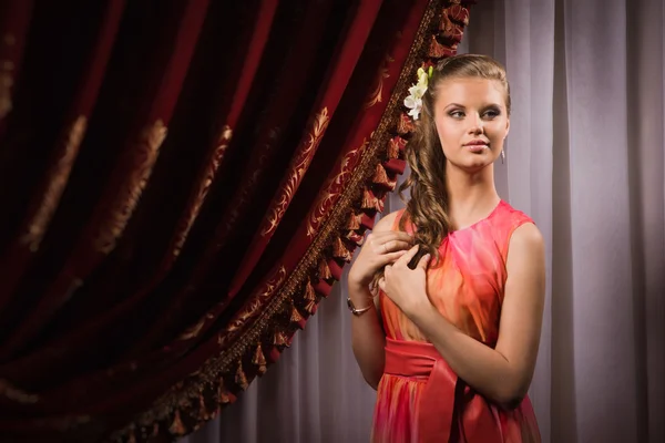 Belle jeune fille dans l'intérieur vintage — Photo