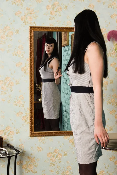 Gotiska modell i inre av boudoir — Stockfoto