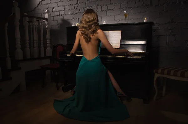 이브닝 드레스 피아노 연주에 뷰티 우먼 — 스톡 사진