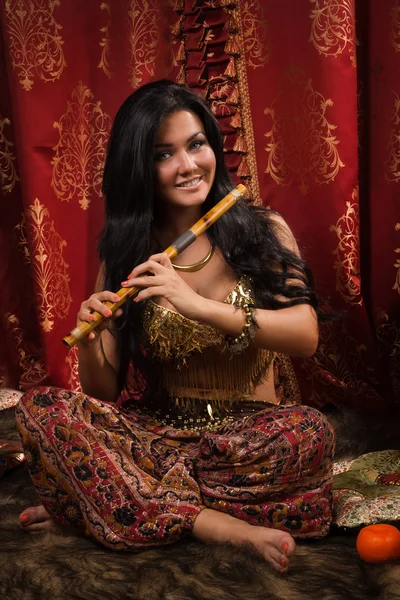 Hermosa mujer tocando la flauta — Foto de Stock