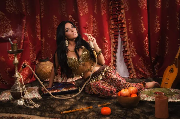 Beautiful arabic woman with hookah — Stock Photo, Image