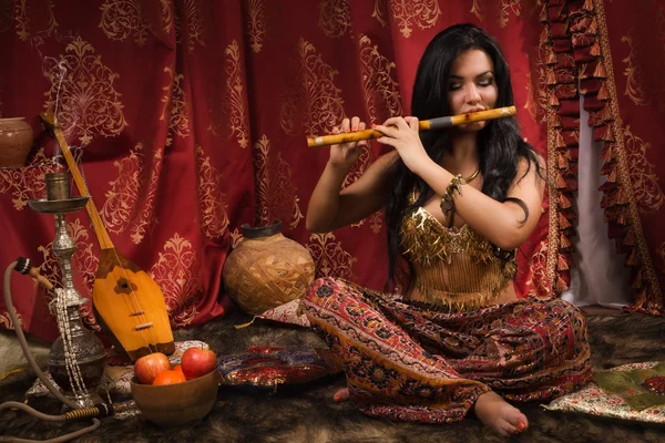 Bella donna che suona il flauto — Foto Stock