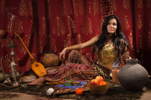 Beautiful woman in the arabic harem interior — Stock Photo, Image