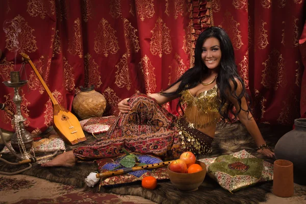 Beautiful woman in the arabic harem interior — Stock Photo, Image