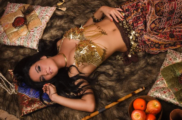 Mooie buikdanseres in het Arabisch harem interieur — Stockfoto