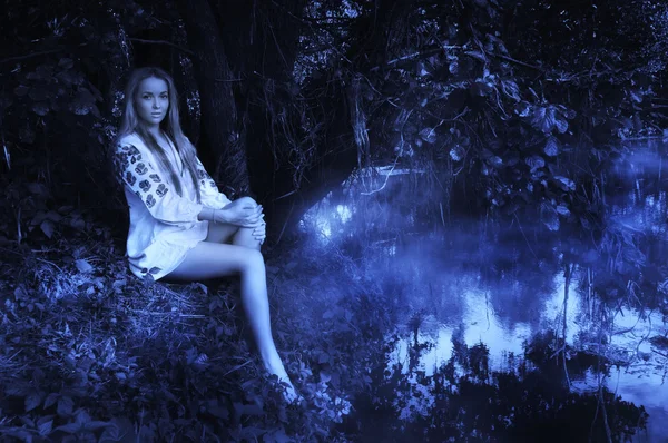 Jolie femme sur le lac de la forêt brumeuse — Photo