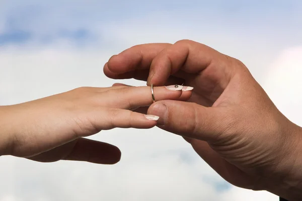 Pôr uma aliança de casamento — Fotografia de Stock