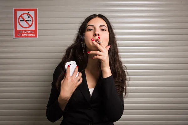 Mujer de negocios fuma — Foto de Stock