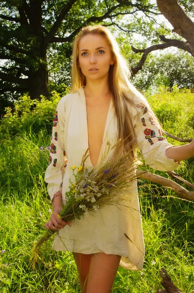 여름 숲에 예쁜 여자 — 스톡 사진