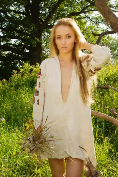 Mooie vrouw in het bos van de zomer — Stockfoto