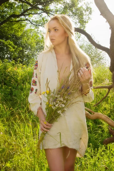 夏季森林的漂亮女人 — 图库照片