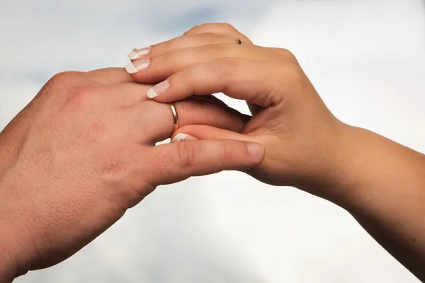 Ponerse un anillo de bodas —  Fotos de Stock