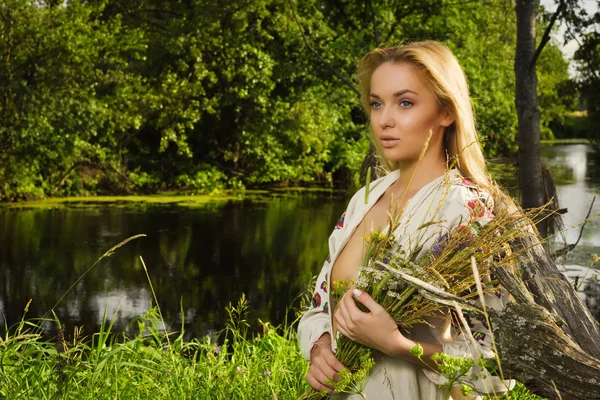 Mulher bonita no lago da floresta — Fotografia de Stock