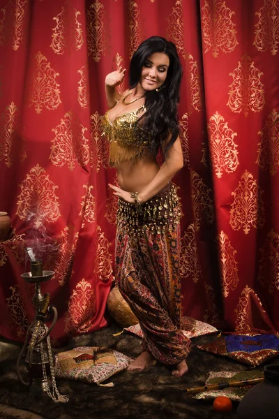 Arabic belly dancer dancing — Stock Photo, Image