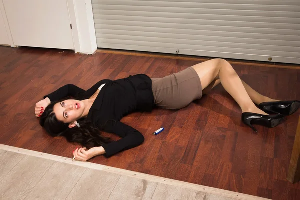 Neživý podnikatelka v kanceláři leží na podlaze — Stock fotografie