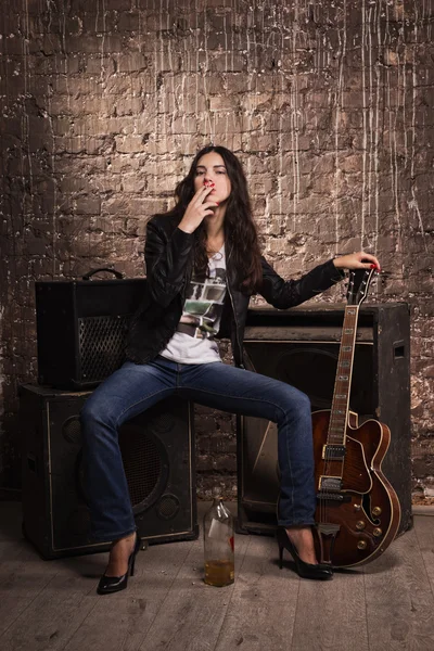 Rock babe med elektrisk guitar - Stock-foto